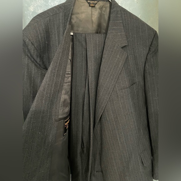Classic Gray Pinstripe Men's Suit - Picture 3 of 6